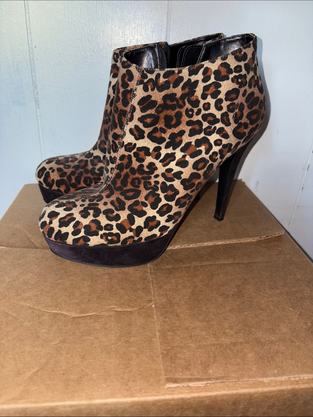 Guess Print Platform Ankle Boots - Women's size 8.5M